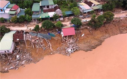 Người dân Nghệ An lâm cảnh “màn trời chiếu đất” sau lũ
