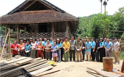 Hơn 100 triệu đồng và nhu yếu phẩm đã đến với đồng bào DTTS vùng lũ