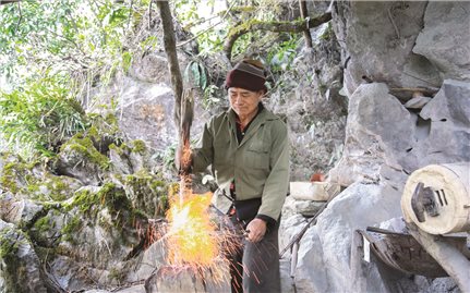 Búa rèn là tiếng của bản, lửa lò là lửa của tổ tiên để lại