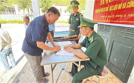 Tuyên truyền, vận động thu hồi súng tự chế trong đồng bào vùng cao