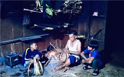 Người Cơ Tu duy nhất biết đan mâm cơm ở Công Dồn