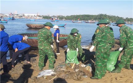Quảng Ngãi: Thu gom rác ở bãi biển Sa Cần sau phản ánh của báo chí