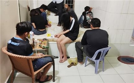 Bất ngờ kiểm tra phòng trọ, bắt quả tang 11 nam nữ đang “bay lắc”