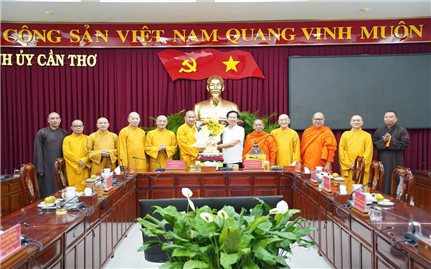 Đoàn chư tôn đức Trung ương Giáo hội Phật giáo Việt Nam thăm, chúc mừng lãnh đạo TP. Cần Thơ sau sáp nhập