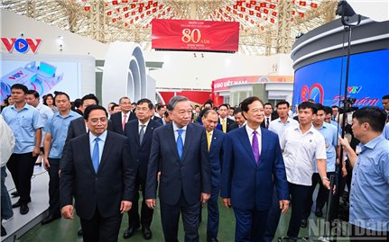 Tổng Bí thư và Thủ tướng tham quan Trung tâm Hội chợ Triển lãm Quốc gia
