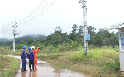 Công ty Điện lực Quảng Ngãi đáp ứng nhu cầu sử dụng điện cho người dân vùng biên tỉnh Ắt-ta-pư, nước bạn Lào