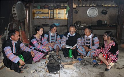 Người có uy tín giữ gìn bản sắc văn hóa dân tộc