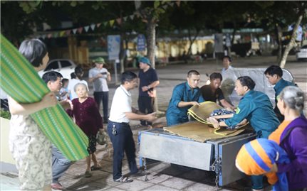 Huy động xe máy, xe ba gác di tản người dân tránh bão số 5