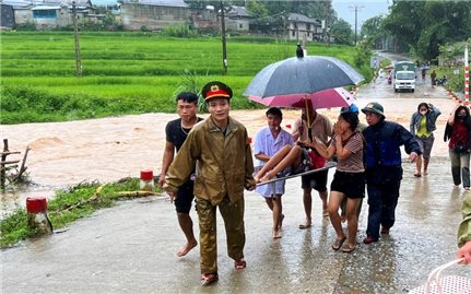 Đưa sản phụ vượt lũ đến bệnh viện an toàn, bé trai chào đời khỏe mạnh, nặng 3,7kg