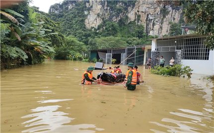 Mưa lũ cô lập hàng nghìn hộ dân ở Thanh Hóa