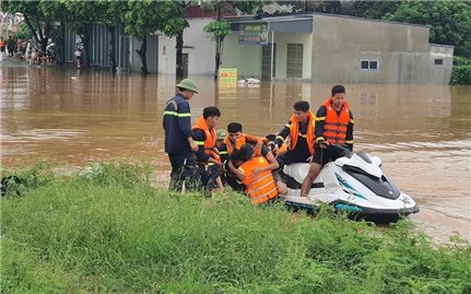 Cảnh sát dùng mô tô nước giải cứu người đàn ông bị lũ cuốn trôi