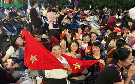 Người dân háo hức chờ xem sơ duyệt diễu binh, diễu hành