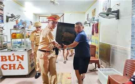 Người dân phường Yên Bái chạy lũ trong đêm