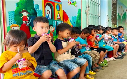 Khánh Hòa tiếp tục hỗ trợ sữa học đường cho trẻ em miền núi