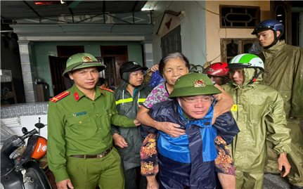 Chiến sĩ công an Thanh Hóa dầm mình trong mưa gió bão số 5 