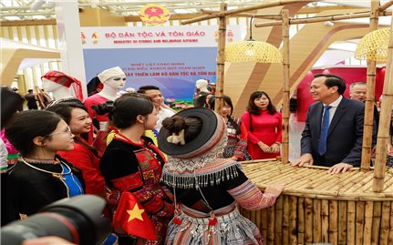 Rực rỡ sắc màu tại không gian triển lãm của Bộ Dân tộc và Tôn giáo trong Ngày hội non sông