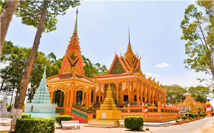 Vẻ đẹp ngôi chùa Khmer hơn 500 năm tuổi dưới bóng sao cổ thụ ở Cần Thơ