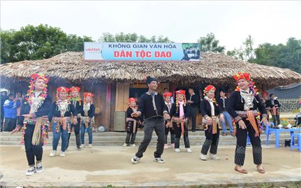 Về Mường Than đi hội xòe