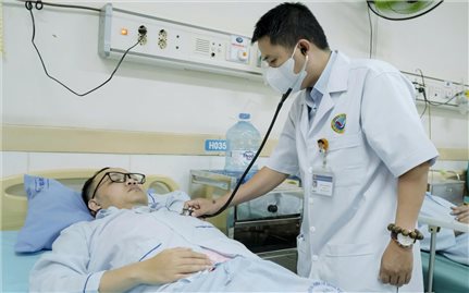 Thanh niên bất ngờ ngã khụy khi đang chờ khám ở bệnh viện