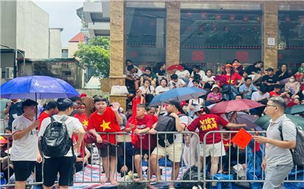 Bất chấp trời mưa, đường phố Hà Nội chật kín người chờ xem diễu binh, diễu hành
