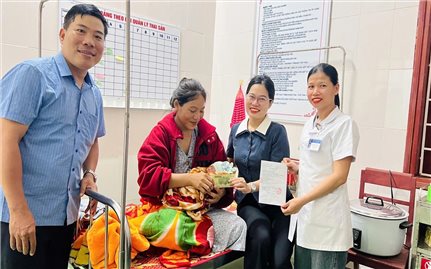 Đi nhận quà Quốc khánh, sản phụ người Bru Vân Kiều chuyển dạ sinh con