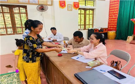 Vượt núi, xuyên đêm trao quà Tết Độc lập cho người dân