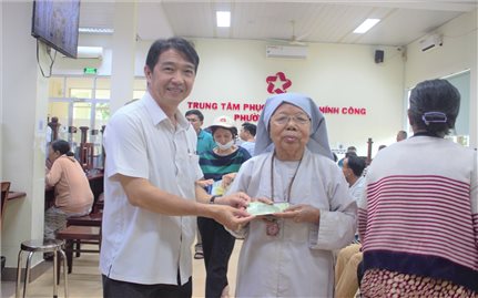 “100.000 đồng còn quý hơn 10 lượng vàng, vì đó là món quà của Tổ quốc”