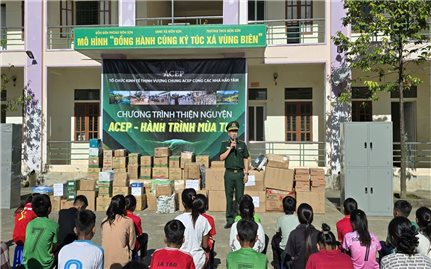 Chương trình “Hành trình mùa Thu” tặng quà cho các học sinh Đan Lai