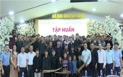 Tập huấn truyền dạy điệu múa khèn Mông trên Cao nguyên trắng