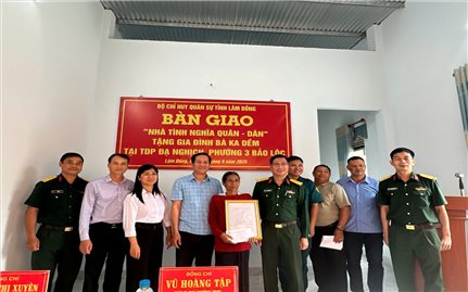 Lâm Đồng: Bàn giao Nhà tình nghĩa quân - dân cho hộ đồng bào DTTS