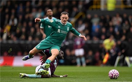 Ngoại hạng Anh: Salah lập công phút bù giờ, Liverpool thắng nghẹt thở Burnley 1-0