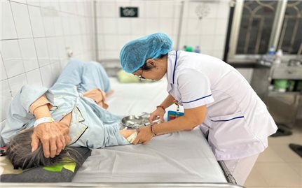 Nghị quyết 72-NQ/TW: Chuyển trọng tâm từ chữa bệnh sang phòng bệnh toàn dân