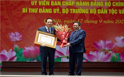 Thủ tướng Chính phủ Phạm Minh Chính: Huy hiệu 40 năm tuổi Đảng là phần thưởng cao quý ghi nhận công lao đóng góp to lớn của Bộ trưởng Đào Ngọc Dung