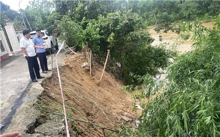 Suối Khe Chậm liên tục sạt lở, người dân nơm nớp lo