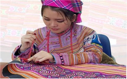 Người kể chuyện văn hóa qua sắc màu thổ cẩm