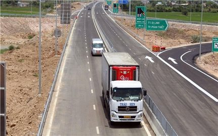 Cấm xe khách trên 29 chỗ và xe tải trên 7,5 tấn đi làn tốc độ cao nhất ở cao tốc