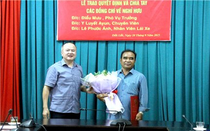 Trao quyết định nghỉ hưu cho các cán bộ, chuyên viên, nhân viên Vụ Tuyên truyền công tác dân tộc, tôn giáo