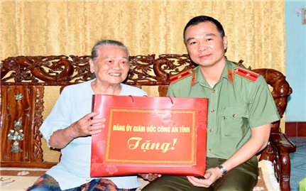 Tặng quà các Anh hùng lực lượng vũ trang Nhân dân tại Thanh Hóa