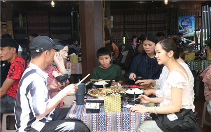 Buôn cổ của đồng bào Ê Đê hút khách dịp Quốc khánh