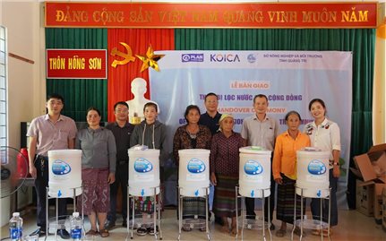 Quảng Trị: Đồng bào DTTS ở xã biên giới được trao tặng thiết bị lọc nước