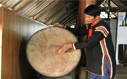 Chiêm ngưỡng “kho báu” văn hóa trong những ngôi nhà dài