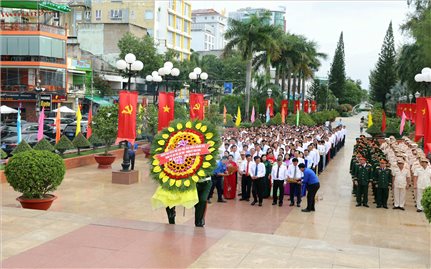 Đại biểu dự Đại hội Đảng bộ TP. Cần Thơ dâng hương các bậc tiền nhân, Anh hùng liệt sĩ