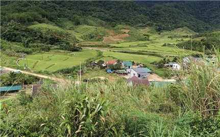 Quảng Ngãi: Xuất hiện vết nứt dài gần 200m trên đỉnh đồi, xã biên giới Đăk Plô sơ tán khẩn 12 hộ dân