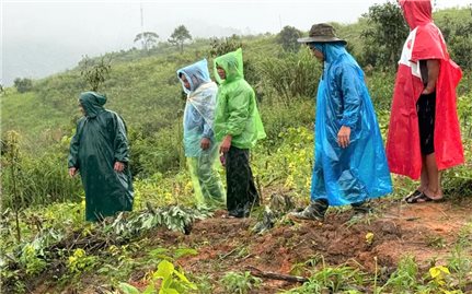 Quảng Ngãi: UBND xã Đăk Plô thăm hỏi, động viên các hộ dân di dời khỏi vùng có nguy cơ sạt lở