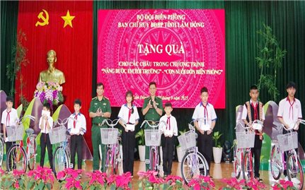 Nhiều phần quà trao tặng cho các hộ dân và học sinh khó khăn khu vực biên giới tỉnh Lâm Đồng