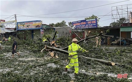 Bão số 10 di chuyển tốc độ 20-25 km/h, sóng biển cao 3-5m, biển động rất mạnh