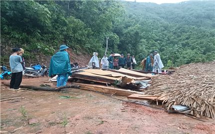 Tuyên Quang: Dông lốc dân bị bay nhà, nhiều tài sản hư hỏng