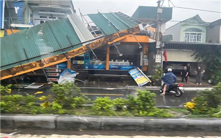 Dông lốc tại Đầm Hà làm 9 người bị thương, nhiều nhà tốc mái