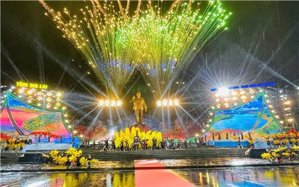Người dân đội mưa xem bắn pháo hoa tầm cao tại Gia Lai