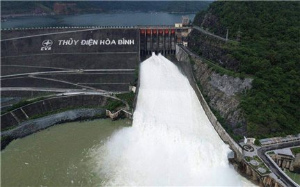 Sáng nay, thủy điện Hòa Bình, Tuyên Quang mở tiếp cửa xả lũ, cảnh báo lũ đặc biệt lớn trên sông Thao
